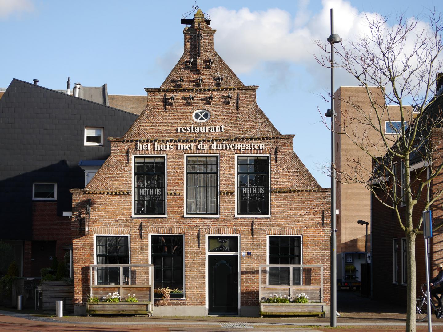 Het Huis met de Duivengaten op de hoek Alteveerstraat/Het Haagje, dus op het Kruis